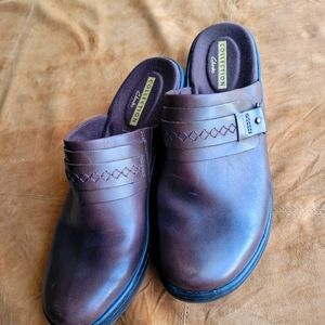 Clarks Collection brown clogs, size 8M